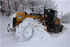Büyükşehir 24 saat kar mesaisinde: 17 grup yolundan 10’u ulaşıma açıldı