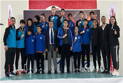 Büyükşehir karate sporcuları madalyaları topladı