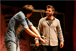 Filistin konusu tiyatro sahnesinde; hüzün ve duygu dolu anlar