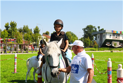 Çocuklar Millet Bahçesi’nde ‘pony’ atlarına bindi