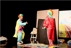 “İki Bavul Dolusu Hapşu ile Turşu” AKM’de kahkahayla geçti