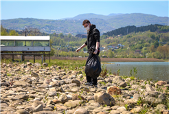 Göl havzasına bırakılan atıklar gönüllü öğrencilerin desteğiyle temizlendi