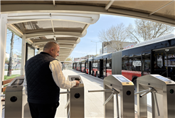 Metrobüs ücretli sistemin ilk gününde de ‘en çok tercih edilen’ oldu