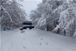 Büyükşehir yoğun kar alan grup yollarını açıyor