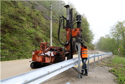 Büyükşehir’den şehrin kuzeyindeki 10 mahalleye güvenli sürüş için çelik bariyer montajı