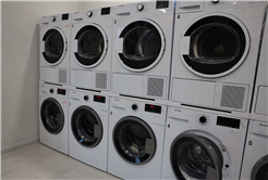 Sakarya’da öğrenciler çamaşırları yıkanırken kitap okuyor