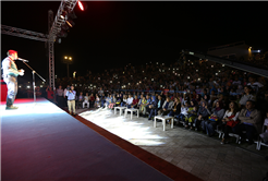 Ceceli Konserde İlahi Söyledi