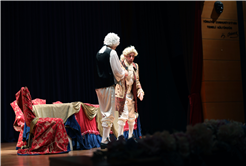 "Kibarlık Budalası" Sakarya’da sahnelendi, salonu dolduran izleyicilerden tam not aldı