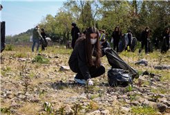 Göl havzasına bırakılan atıklar gönüllü öğrencilerin desteğiyle temizlendi