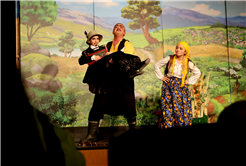 “Zoraki Takip” AKM’de kahkahalarla geçti