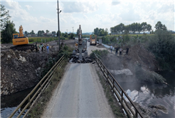 Söğütlü Beşdeğirmen köprüsünde yenileme işlemleri yıkım ile başladı