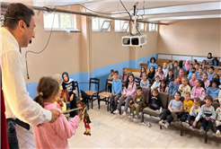 Minik öğrenciler “Bir Hikaye Bin Neşe” programıyla doyasıya eğlendi