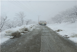 Büyükşehir yoğun kar alan grup yollarını açıyor