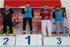 Büyükşehir karate sporcuları madalyaları topladı