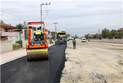 Büyükşehir sıcak asfalt çalışmalarına Karapürçek’te devam ediyor