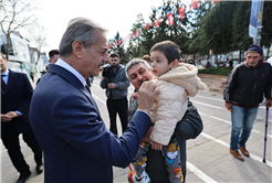 “Vatandaşlarla kucaklaştı, talepleri dinledi, Ramazan ayını tebrik etti”