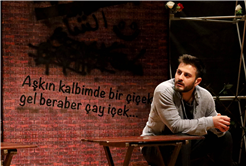 Filistin konusu tiyatro sahnesinde; hüzün ve duygu dolu anlar