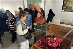 Hz. Muhammed’in mukaddes emanetleriyle hayatlarında ilk kez buluştular