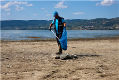 Sapanca Gölü çevresinden 2 ton çöp toplandı