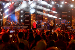 Yazın en büyük festivali şölen tadında başladı: Millet Bahçesi sahne ışıklarıyla aydınlandı