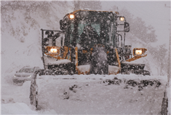 Büyükşehir’den acil müdahale: Karda mahsur kalan hastaya ulaşıldı