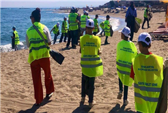 İsveç’te başlayan ‘plogging’ akımı Karasu Sahili’ne ulaştı: Elde poşetlerle baştan sona kadar… 