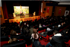 “Zoraki Takip” AKM’de kahkahalarla geçti