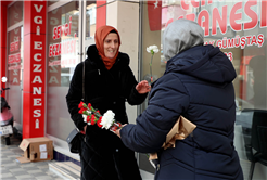 Büyükşehir yine yürekleri ısıttı: Kandilde bir karanfil, bir tebessüm…