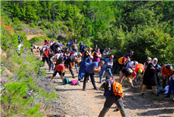 Doğa tutkunları bin 54 rakımda doyumsuz bir manzaraya ulaştı