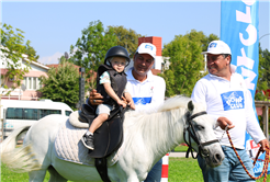 Çocuklar Millet Bahçesi’nde ‘pony’ atlarına bindi