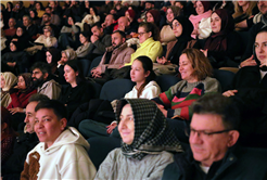 "Kibarlık Budalası" Sakarya’da sahnelendi, salonu dolduran izleyicilerden tam not aldı