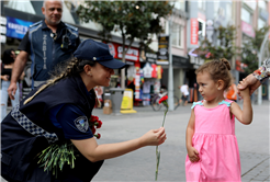 Zabıta Haftası’nda vatandaşa ve esnafa karanfil