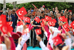 Alemdar miniklerin bayram coşkusuna ortak oldu: “Gözlerinizdeki ışık hiç solmasın”