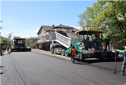 Büyükşehir asfalt sezonunu Akyazı’da açtı: 3 mahalleyi kapsayan 8 kilometrelik yol sıcak asfaltta buluşuyor