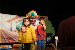 “İki Bavul Dolusu Hapşu ile Turşu” AKM’de kahkahayla geçti