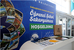 Büyükşehir üniversite kaydını yaptırmak için şehre gelen öğrencileri karşıladı