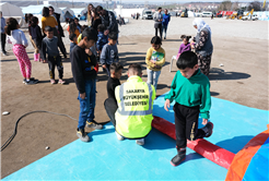 Büyükşehir deprem çocuklarının yüzünde tebessüm oldu