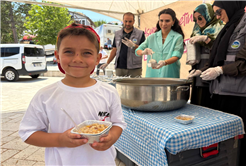 Binlerce kişi aşureyi tattı, hem diller hem de gönüller lezzet buldu