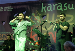 Büyükşehir’den Karasu’da yaz akşamına neşe katan nostalji konseri