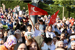Vadideki dünya sahnesi İlyas Yalçıntaş konseri ve sahne şovlarıyla şölene dönüştü