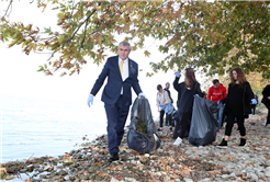 Yabancı öğrenciler Sapanca Gölü’nü temizledi