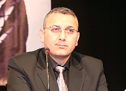 Hattat Kalemini Asla Bırakmamalı