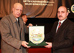 O, İnsaniyet Kapısından İçeri Çağırır