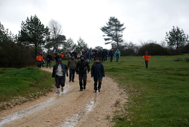 Yağmur Altında Kilometrelerce Yürüdüler