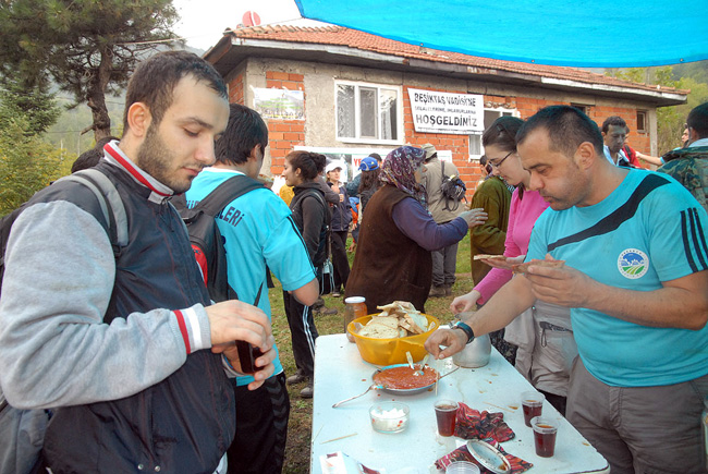 Yağmura Çamura Aldırmadılar