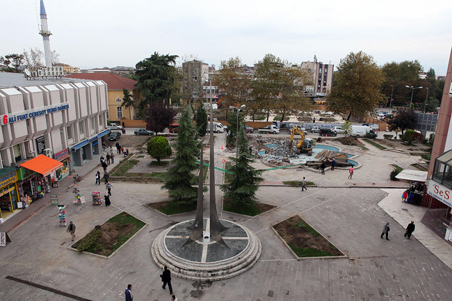 Orhan Camii Meydanı'nda Çalışmalar Sürüyor