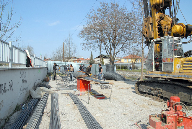 Büyükşehir Yeni Yol Açıyor