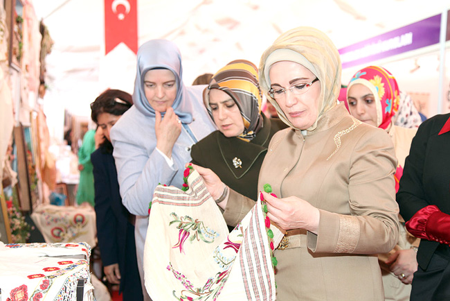 Emine Erdoğan'dan SAMEK'e Övgü