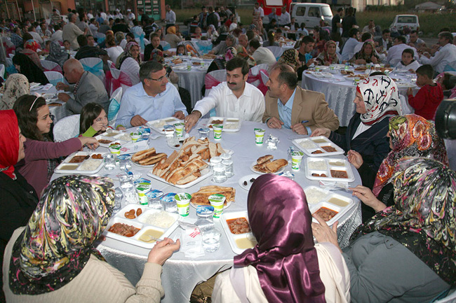 Mahallemizde İftar Var