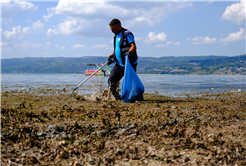 Sapanca Gölü çevresinden 2 ton çöp toplandı